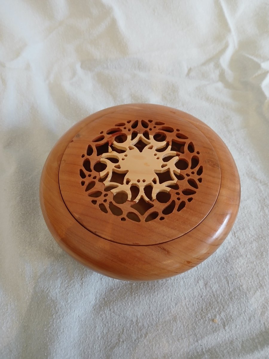 Potpourri lidded bowl by Peter Gerring